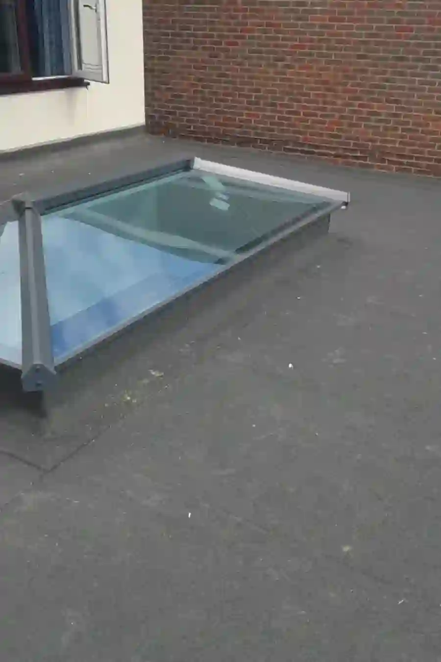 Crystal-clear aluminium lantern on EPDM membrane